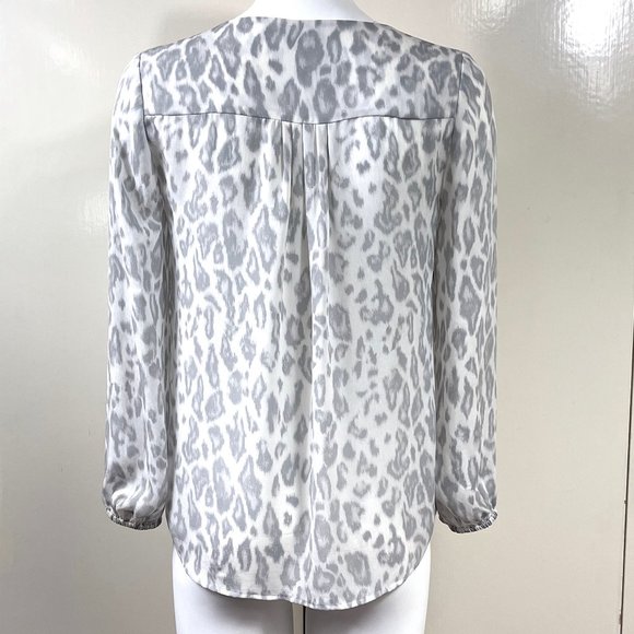 Joie grey/ivory jaguar print V neck Silk Blouse - Picture 4 of 10